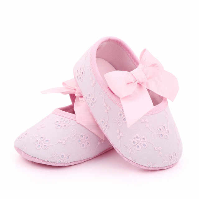 Pantofiori roz cu floricele brodate si fundita